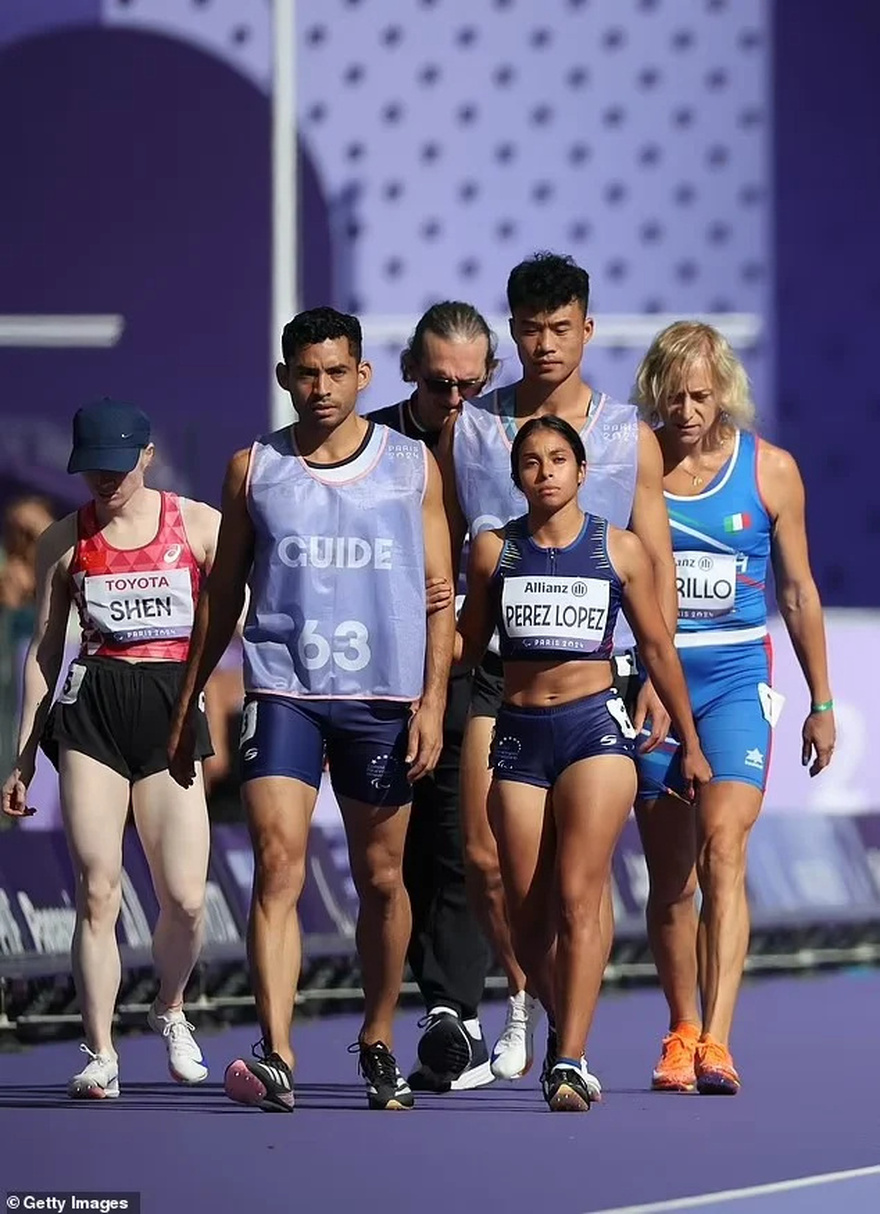 Τζένη Μπαλατσινού: Ποζάρει στην Πάτμο με τα τέσσερα παιδιά της & οι κόρες της θυμίζουν τις πριγκίπισσες της Ισπανίας