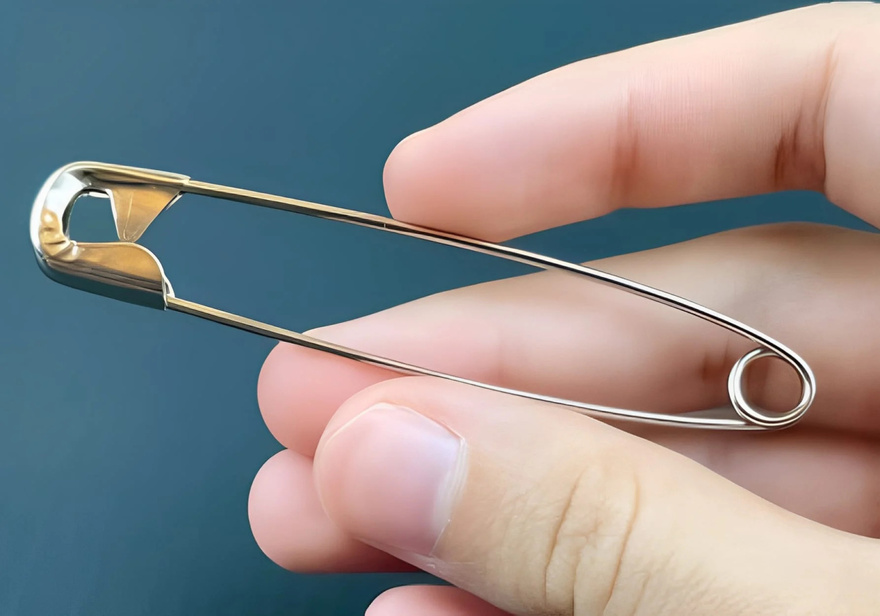 Ποιος είναι ο σκοπός αυτής της μικροσκοπικής τρύπας σε μια παραμάνα;