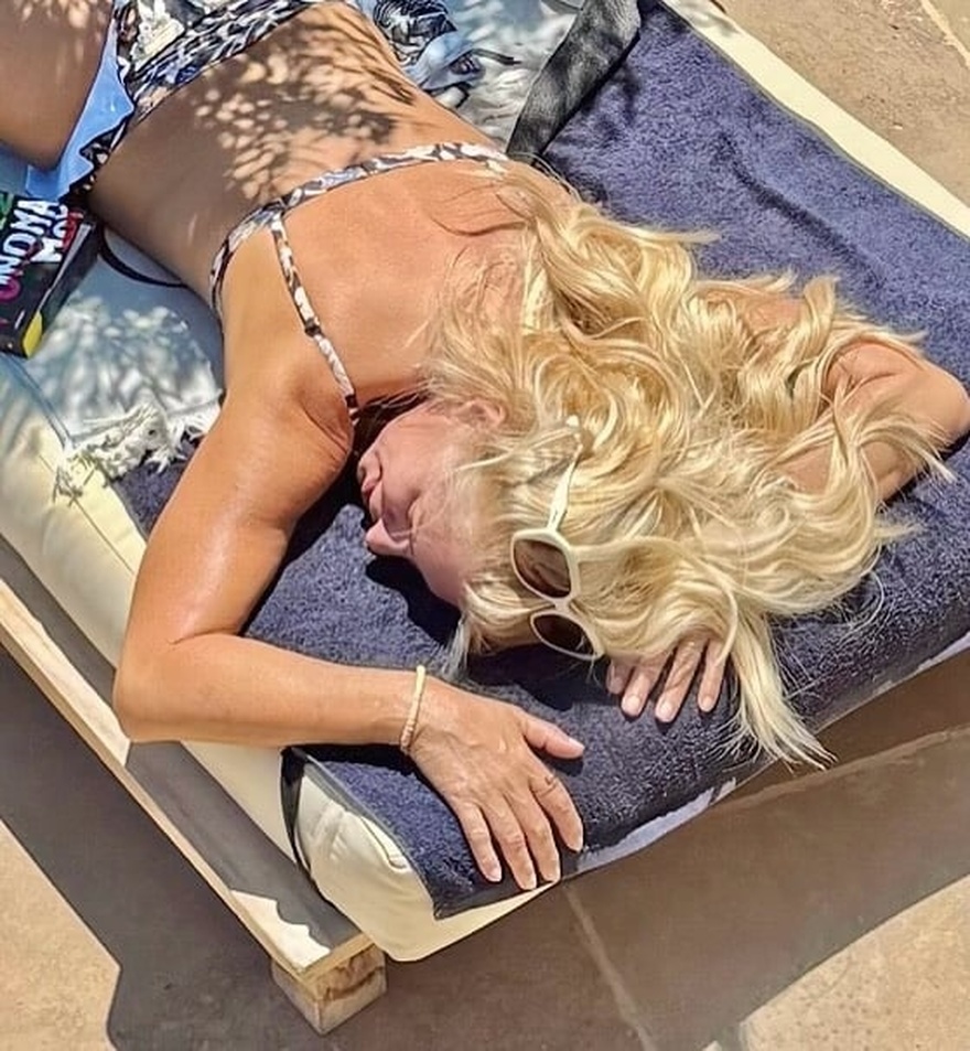 Είναι 55 με κοpμί 25χρονης – Η Μενεγάκη πήγε για μπάνιο και έκλεισε στόματα