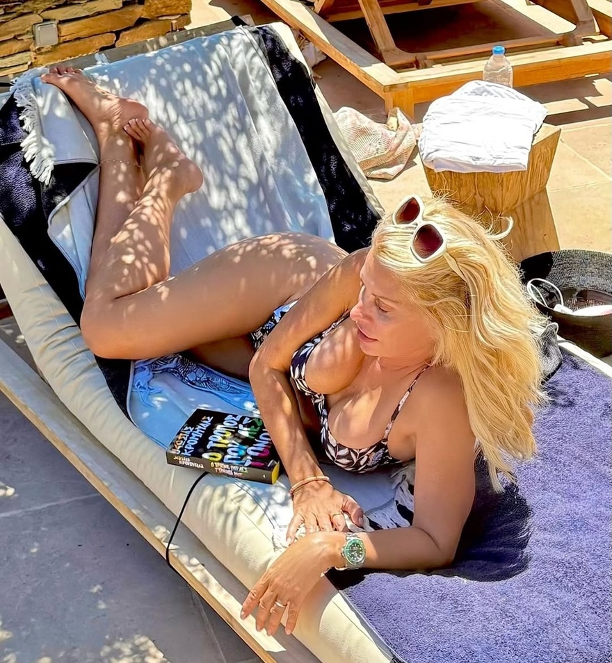 Είναι 55 με κοpμί 25χρονης – Η Μενεγάκη πήγε για μπάνιο και έκλεισε στόματα