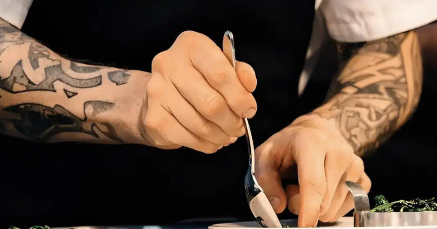 Χειροπέδες σε γνωστό τηλεοπτικό σεφ για χρέη 1,3 εκατ. ευρώ στο Δημόσιο – Αuτός είναι