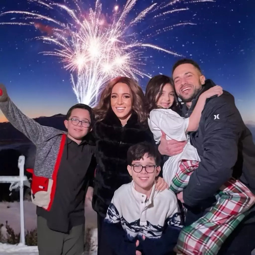 Καλομοίρα – Γιώργος Μπούσαλης: Πρωτοχρονιά στην Ισλανδία με τα τρία παιδιά τους