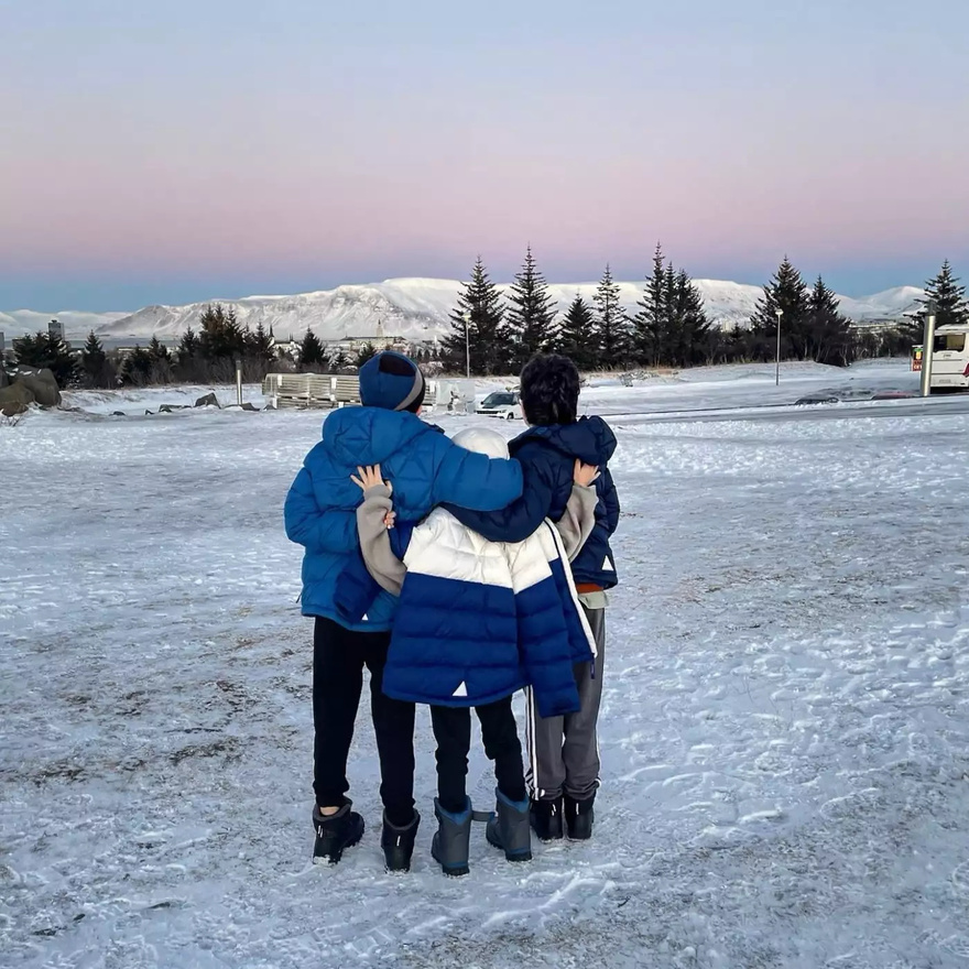 Καλομοίρα – Γιώργος Μπούσαλης: Πρωτοχρονιά στην Ισλανδία με τα τρία παιδιά τους