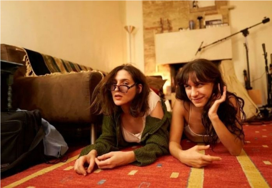 Απλό, ζεστό και και χωρίς πολυτελή έπιπλα: Αυτό είναι το σπίτι της οικογένειας Σκιαδαρέση- Θα μπορούσε να είναι το σπίτι όλων μας