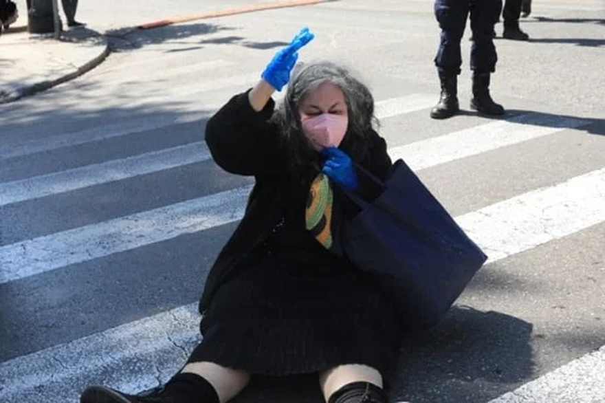 Σάλος στην Ορκωμοσία: Γυναίκα κυλιέται και χτυπιέται στο δρόμο έξω από το Προεδρικό Μέγαρο – Σάστισαν όταν κατάλαβαν ποια είναι