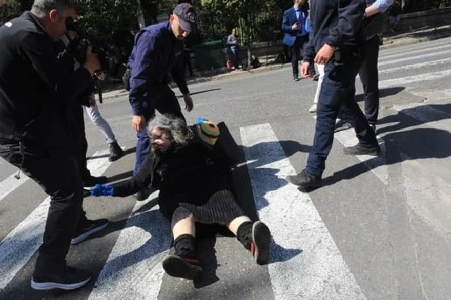 Σάλος στην Ορκωμοσία: Γυναίκα κυλιέται και χτυπιέται στο δρόμο έξω από το Προεδρικό Μέγαρο – Σάστισαν όταν κατάλαβαν ποια είναι