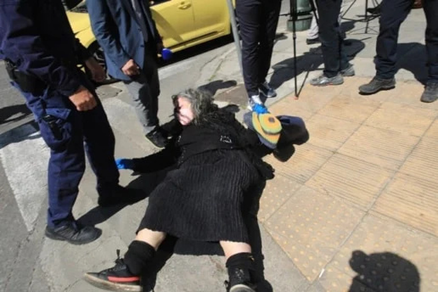 Σάλος στην Ορκωμοσία: Γυναίκα κυλιέται και χτυπιέται στο δρόμο έξω από το Προεδρικό Μέγαρο – Σάστισαν όταν κατάλαβαν ποια είναι