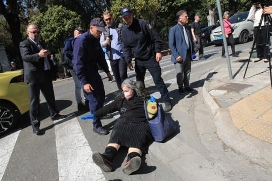 Σάλος στην Ορκωμοσία: Γυναίκα κυλιέται και χτυπιέται στο δρόμο έξω από το Προεδρικό Μέγαρο – Σάστισαν όταν κατάλαβαν ποια είναι