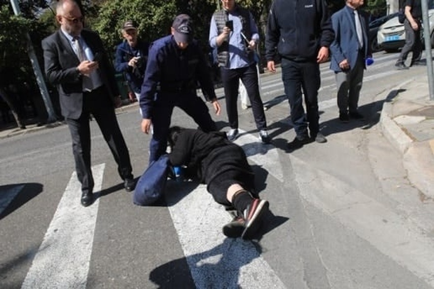 Σάλος στην Ορκωμοσία: Γυναίκα κυλιέται και χτυπιέται στο δρόμο έξω από το Προεδρικό Μέγαρο – Σάστισαν όταν κατάλαβαν ποια είναι