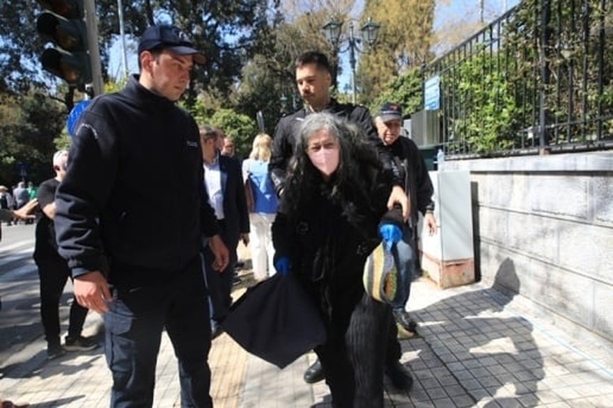 Σάλος στην Ορκωμοσία: Γυναίκα κυλιέται και χτυπιέται στο δρόμο έξω από το Προεδρικό Μέγαρο – Σάστισαν όταν κατάλαβαν ποια είναι