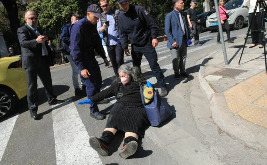 Σάλος στην Ορκωμοσία: Γυναίκα κυλιέται και χτυπιέται στο δρόμο έξω από το Προεδρικό Μέγαρο – Σάστισαν όταν κατάλαβαν ποια είναι