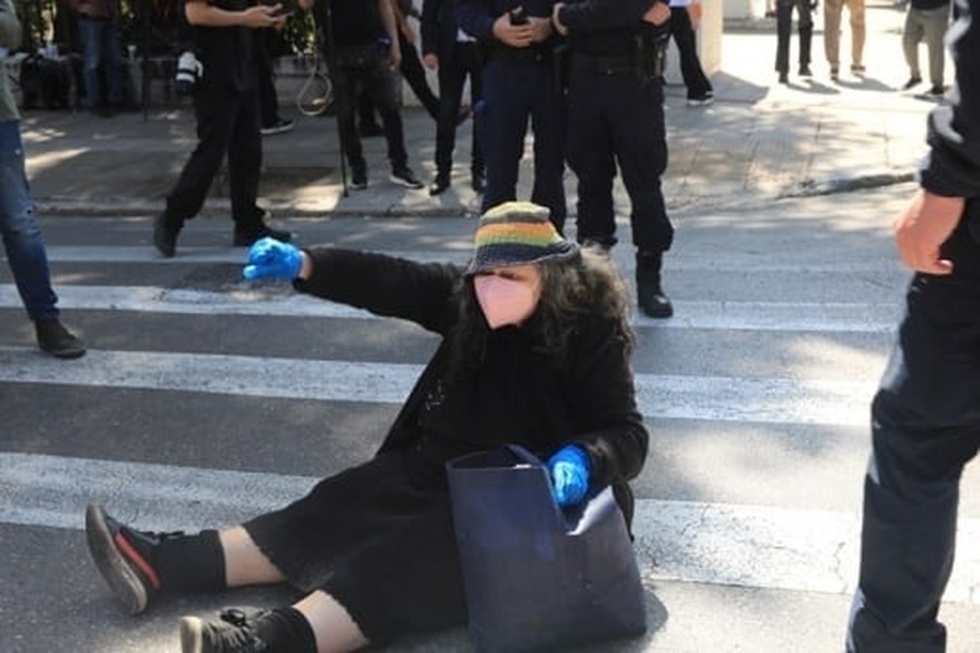 Σάλος στην Ορκωμοσία: Γυναίκα κυλιέται και χτυπιέται στο δρόμο έξω από το Προεδρικό Μέγαρο – Σάστισαν όταν κατάλαβαν ποια είναι