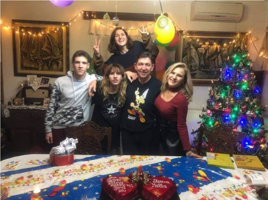 Απλό, ζεστό και και χωρίς πολυτελή έπιπλα: Αυτό είναι το σπίτι της οικογένειας Σκιαδαρέση- Θα μπορούσε να είναι το σπίτι όλων μας