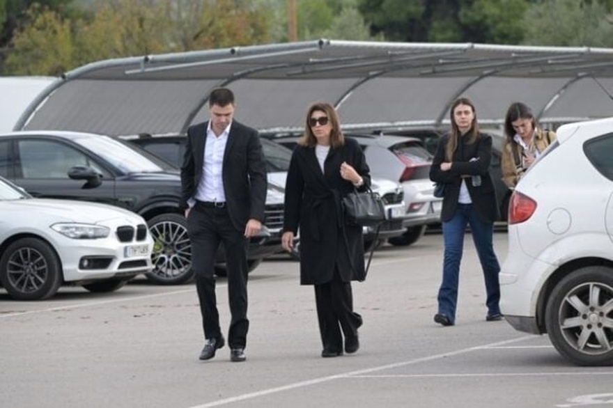 Κίλι Σφακιανάκη: Χωρίς τον Νότη το τελευταίο «αντίο» στη Ριτσώνα – Συγκίνησαν τα δύο παιδιά της – Ποιο τραγούδι ακούστηκε