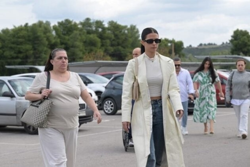 Κίλι Σφακιανάκη: Χωρίς τον Νότη το τελευταίο «αντίο» στη Ριτσώνα – Συγκίνησαν τα δύο παιδιά της – Ποιο τραγούδι ακούστηκε