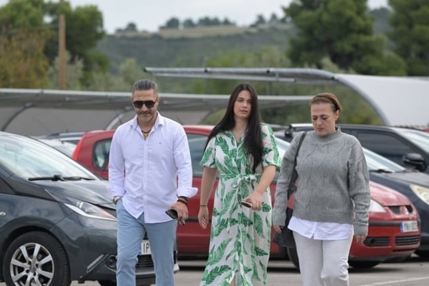 Κίλι Σφακιανάκη: Χωρίς τον Νότη το τελευταίο «αντίο» στη Ριτσώνα – Συγκίνησαν τα δύο παιδιά της – Ποιο τραγούδι ακούστηκε