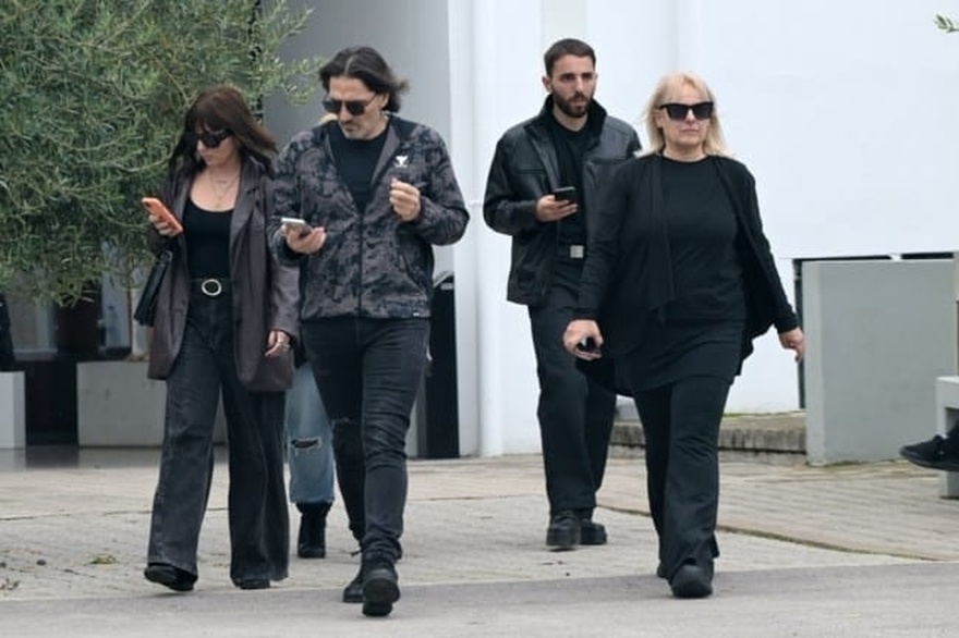 Κίλι Σφακιανάκη: Χωρίς τον Νότη το τελευταίο «αντίο» στη Ριτσώνα – Συγκίνησαν τα δύο παιδιά της – Ποιο τραγούδι ακούστηκε