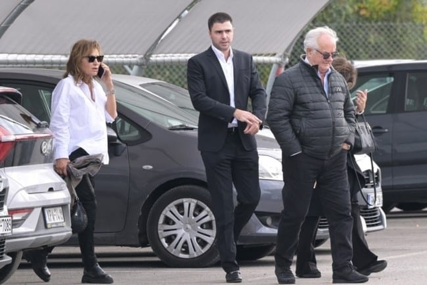 Κίλι Σφακιανάκη: Χωρίς τον Νότη το τελευταίο «αντίο» στη Ριτσώνα – Συγκίνησαν τα δύο παιδιά της – Ποιο τραγούδι ακούστηκε