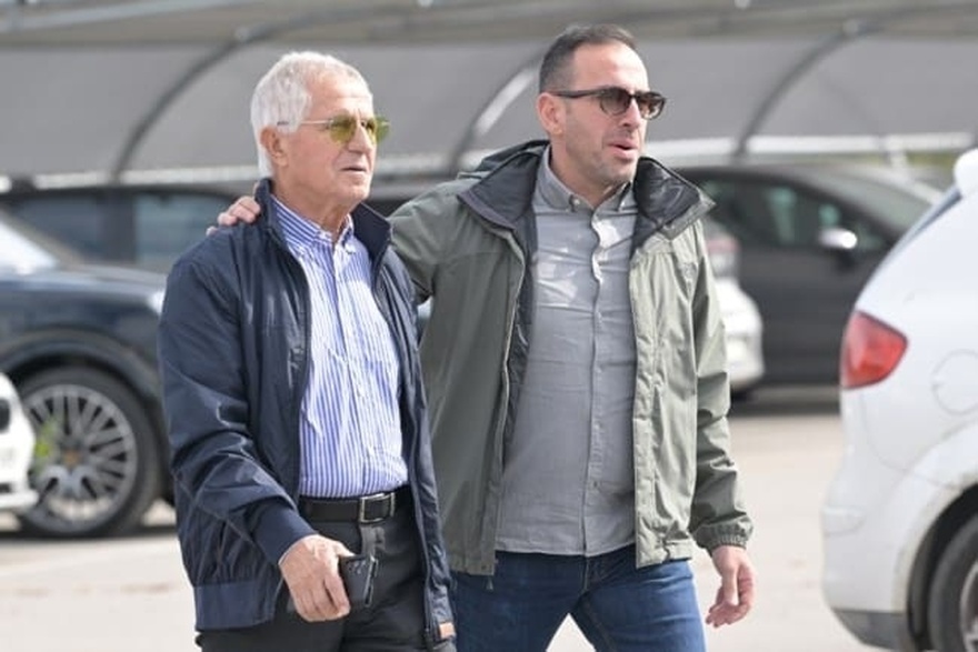 Κίλι Σφακιανάκη: Χωρίς τον Νότη το τελευταίο «αντίο» στη Ριτσώνα – Συγκίνησαν τα δύο παιδιά της – Ποιο τραγούδι ακούστηκε