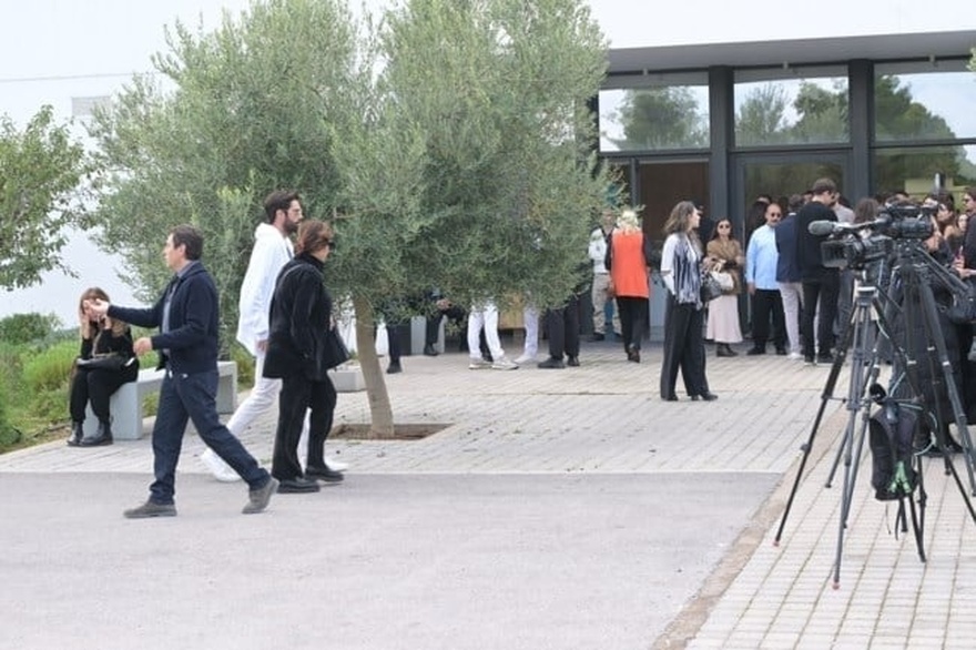 Κίλι Σφακιανάκη: Χωρίς τον Νότη το τελευταίο «αντίο» στη Ριτσώνα – Συγκίνησαν τα δύο παιδιά της – Ποιο τραγούδι ακούστηκε