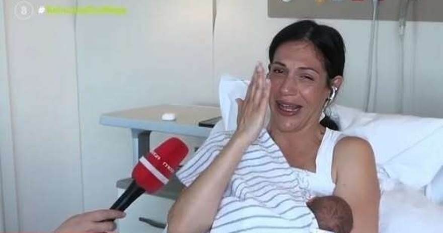 Λύγισε η Ανθή Βούλγαρη κρατώντας το νεογέννητο στην αγκαλιά της