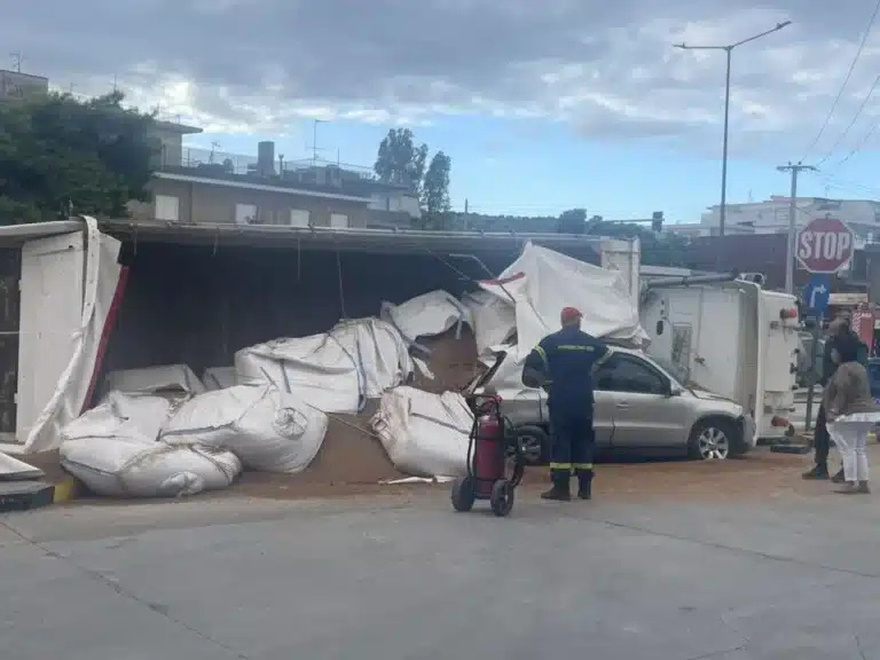 Τρομακτικό τροχαίο σήμερα στη χώρα μας – Νταλίκα ντελαπάρισε και «έλιωσε» αυτοκίνητο