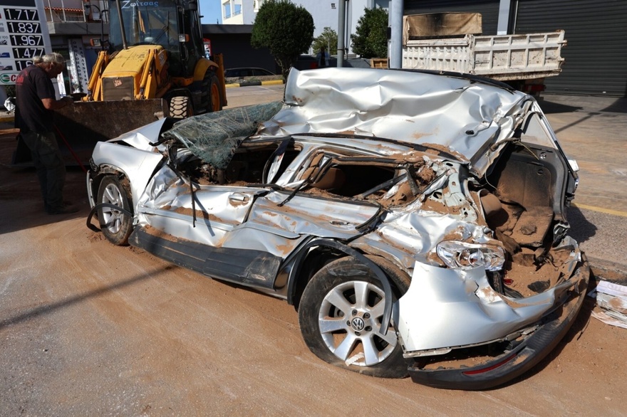 Τρομακτικό τροχαίο σήμερα στη χώρα μας – Νταλίκα ντελαπάρισε και «έλιωσε» αυτοκίνητο