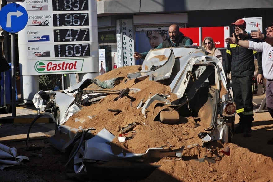 Τρομακτικό τροχαίο σήμερα στη χώρα μας – Νταλίκα ντελαπάρισε και «έλιωσε» αυτοκίνητο