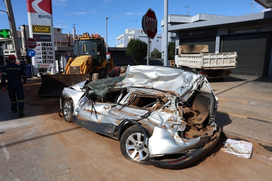 Τρομακτικό τροχαίο σήμερα στη χώρα μας – Νταλίκα ντελαπάρισε και «έλιωσε» αυτοκίνητο