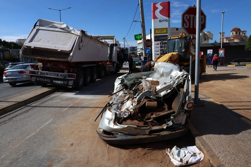 Τρομακτικό τροχαίο σήμερα στη χώρα μας – Νταλίκα ντελαπάρισε και «έλιωσε» αυτοκίνητο