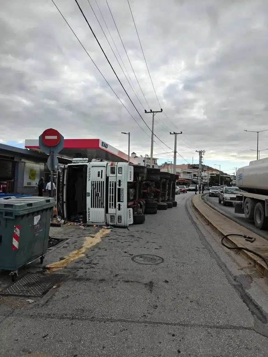 Τρομακτικό τροχαίο σήμερα στη χώρα μας – Νταλίκα ντελαπάρισε και «έλιωσε» αυτοκίνητο