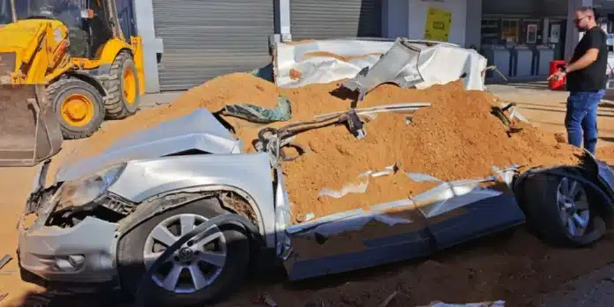 Τρομακτικό τροχαίο σήμερα στη χώρα μας – Νταλίκα ντελαπάρισε και «έλιωσε» αυτοκίνητο