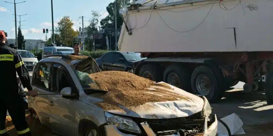 Τρομακτικό τροχαίο σήμερα στη χώρα μας – Νταλίκα ντελαπάρισε και «έλιωσε» αυτοκίνητο