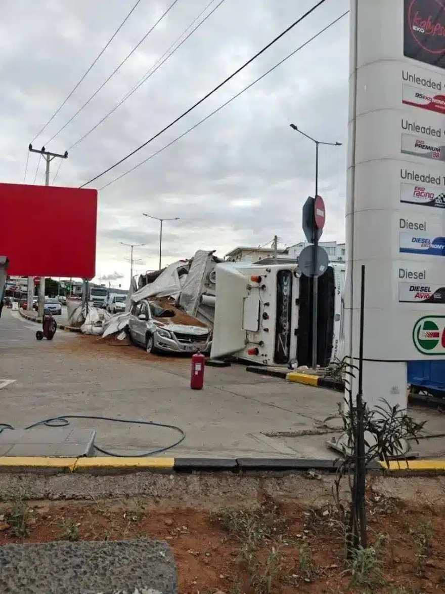 Τρομακτικό τροχαίο σήμερα στη χώρα μας – Νταλίκα ντελαπάρισε και «έλιωσε» αυτοκίνητο