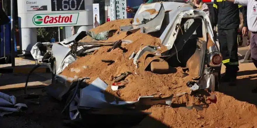 Τρομακτικό τροχαίο σήμερα στη χώρα μας – Νταλίκα ντελαπάρισε και «έλιωσε» αυτοκίνητο