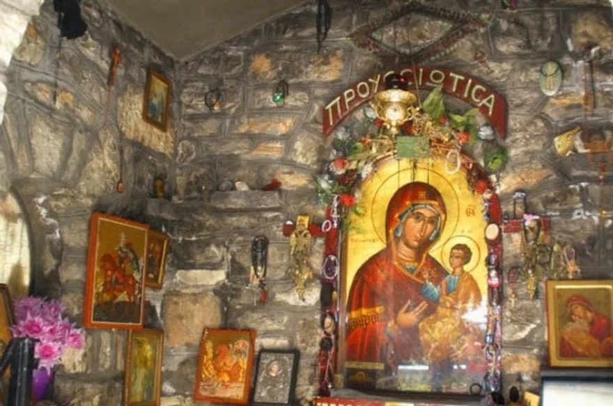 Λίγοι το ξέρουν: Τα πατήματα της Παναγιάς Προυσιώτισσας – Η θαυματουργή εικόνα και η ιστορία της