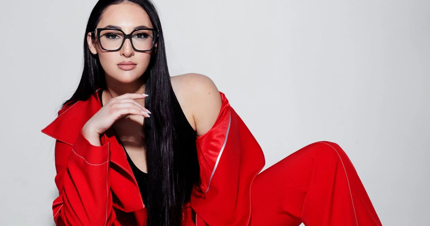 Έβαλε τα γυαλιά στις influencer! Η Klavdia πόζαρε με μαγιό και… έβαλε «φωτιά» στο Instagram