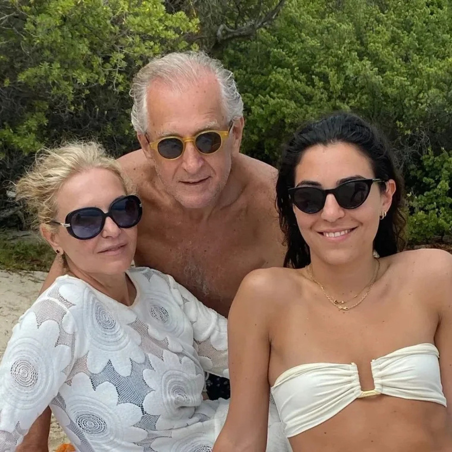 Έδωσα στη νύφη μου το νυφικό που φόρεσα εγώ πριν 40 χρόνια & αρνείται να το βάλει. Μήπως να μην πάω στον γάμο;