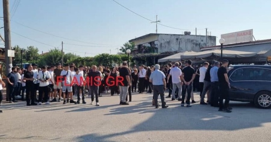 Δάκρυσε και η Παναγία στην κηδεία του 14χρονου Σπύρου που πνίγηκε στον Άραχθο – Το συγκινητικό στεφάνι του Γκόγκα