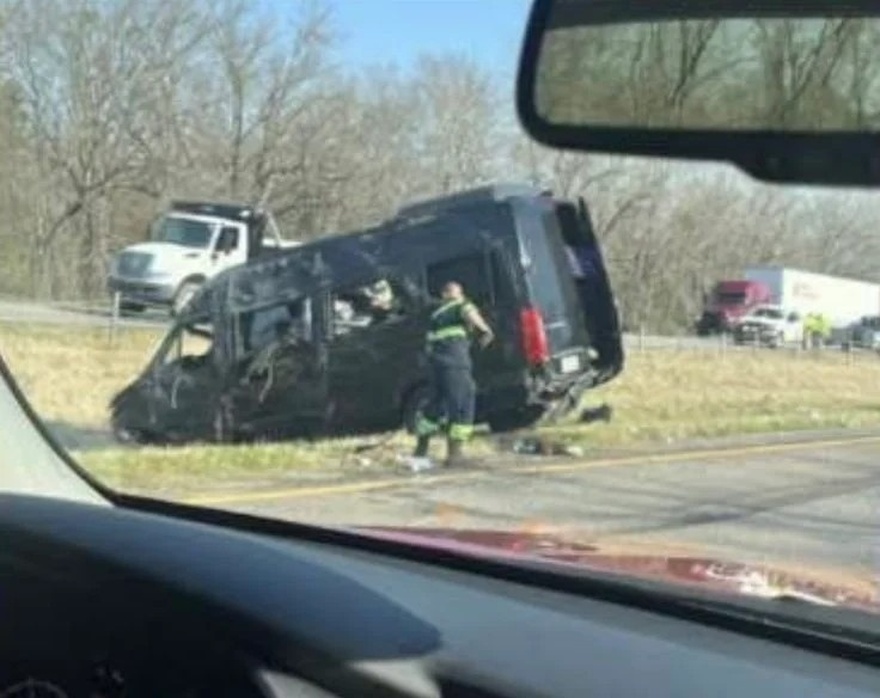 ΕΚΤΑΚΤΟ: Νεκρή σε τροχαίο πασίγνωστη τραγουδίστρια – Αναποδογύρισε το βαν που οδηγούσε