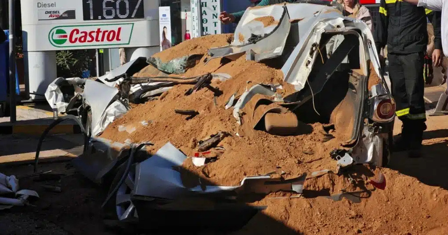 Τρομακτικό τροχαίο σήμερα στη χώρα μας – Νταλίκα ντελαπάρισε και «έλιωσε» αυτοκίνητο