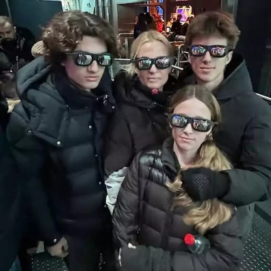 Νίκος Χατζηνικολάου: Το παθιασμένο φιλί στη σύζυγό του και το ταξίδι στο Παρίσι με τα παιδιά τους