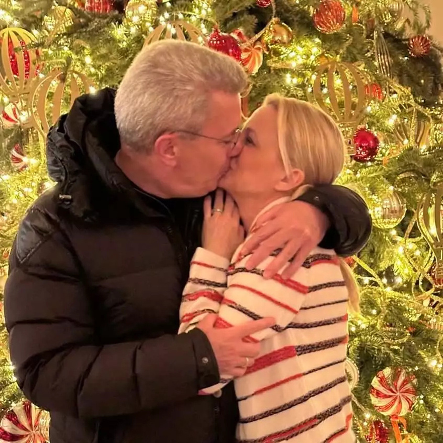 Νίκος Χατζηνικολάου: Το παθιασμένο φιλί στη σύζυγό του και το ταξίδι στο Παρίσι με τα παιδιά τους