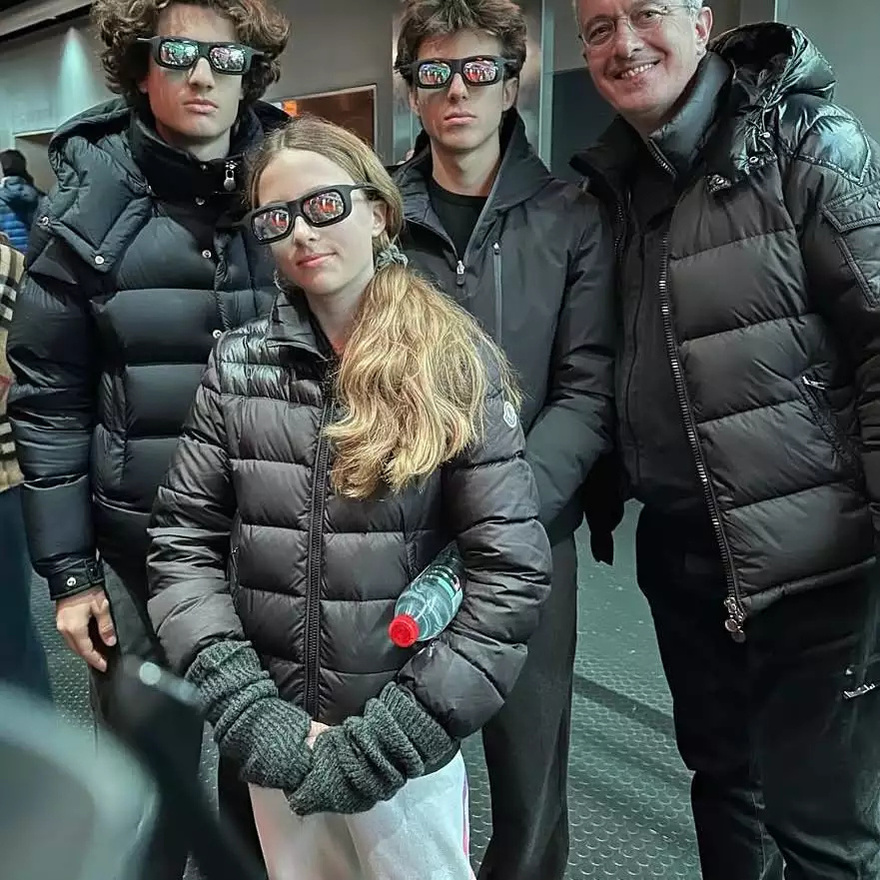 Νίκος Χατζηνικολάου: Το παθιασμένο φιλί στη σύζυγό του και το ταξίδι στο Παρίσι με τα παιδιά τους