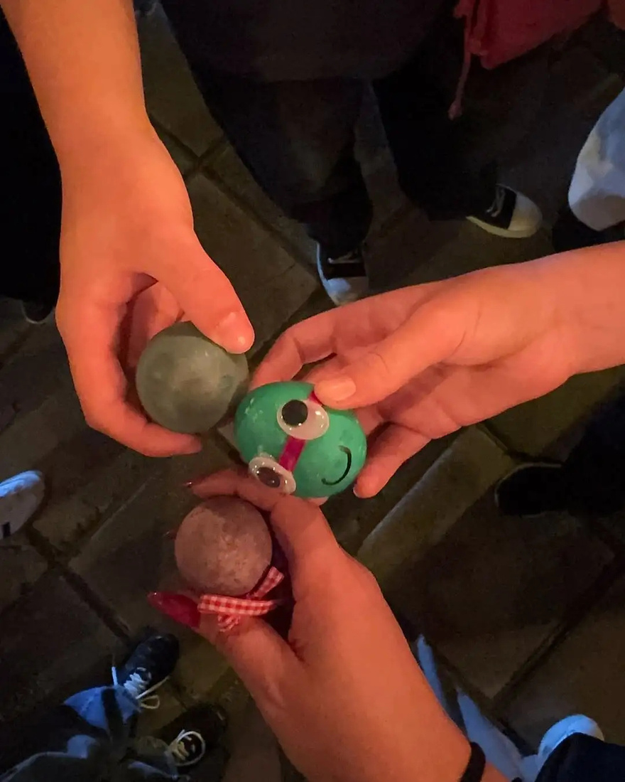 Πανέμορφη Ελληνίδα παρουσιάστρια έκανε Ανάσταση στη Θεσσαλονίκη και έκλεψε τις εντυπώσεις σε όλη την Εκκλησία