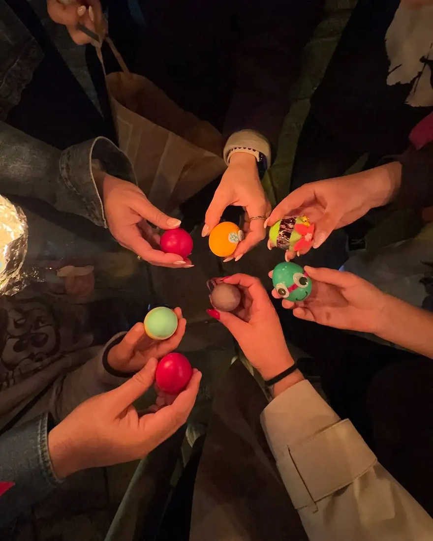 Πανέμορφη Ελληνίδα παρουσιάστρια έκανε Ανάσταση στη Θεσσαλονίκη και έκλεψε τις εντυπώσεις σε όλη την Εκκλησία