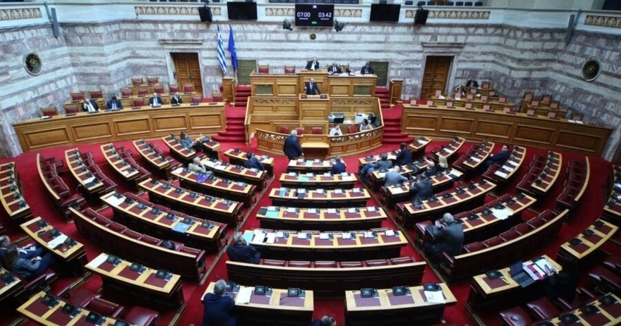Συγγνώμη Μητσοτάκη στην Κωνσταντοπούλου – Διαδηλωτές πέταξαν τρικάκια μέσα στη Βουλή