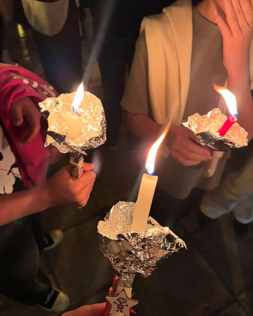 Πανέμορφη Ελληνίδα παρουσιάστρια έκανε Ανάσταση στη Θεσσαλονίκη και έκλεψε τις εντυπώσεις σε όλη την Εκκλησία