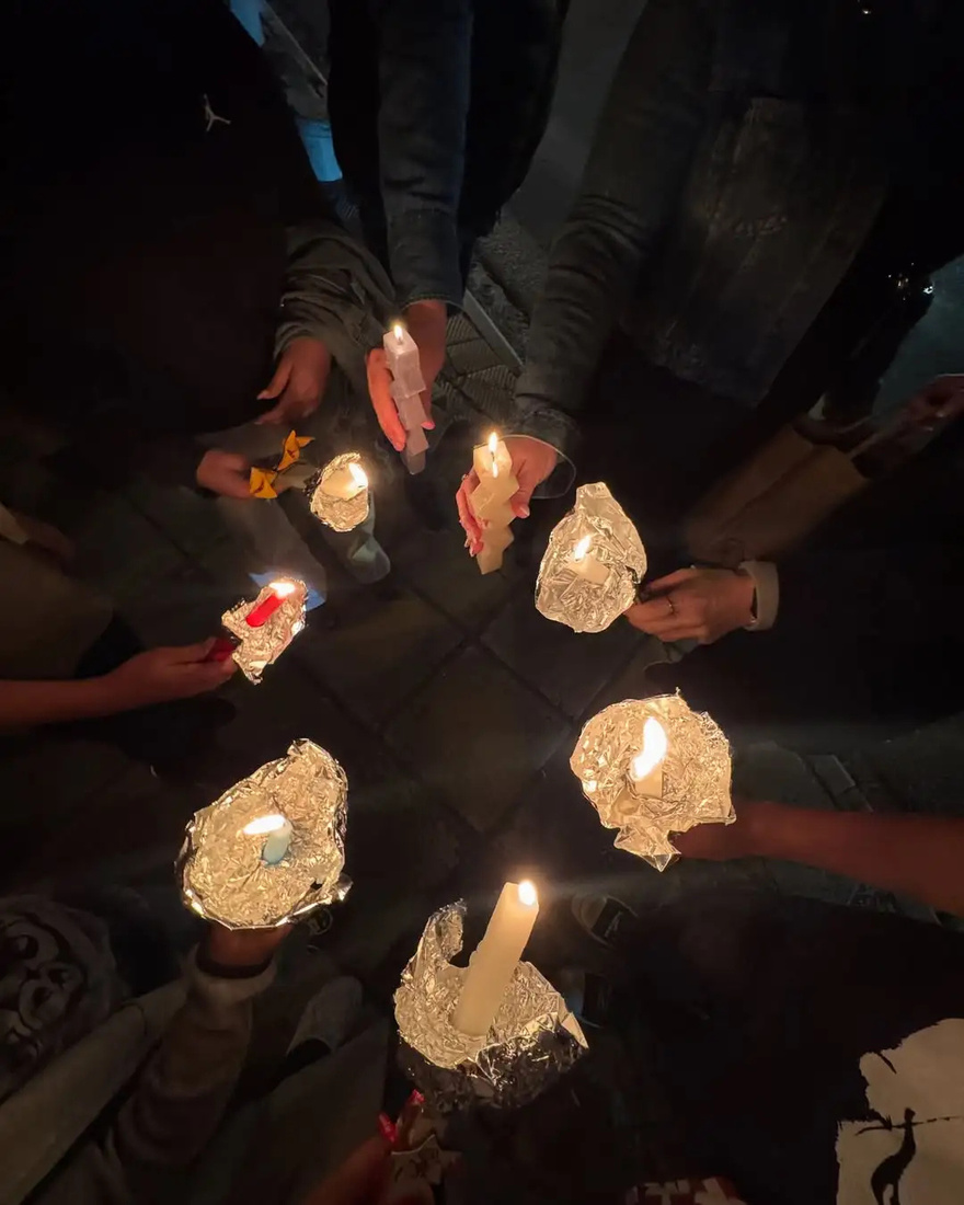 Πανέμορφη Ελληνίδα παρουσιάστρια έκανε Ανάσταση στη Θεσσαλονίκη και έκλεψε τις εντυπώσεις σε όλη την Εκκλησία