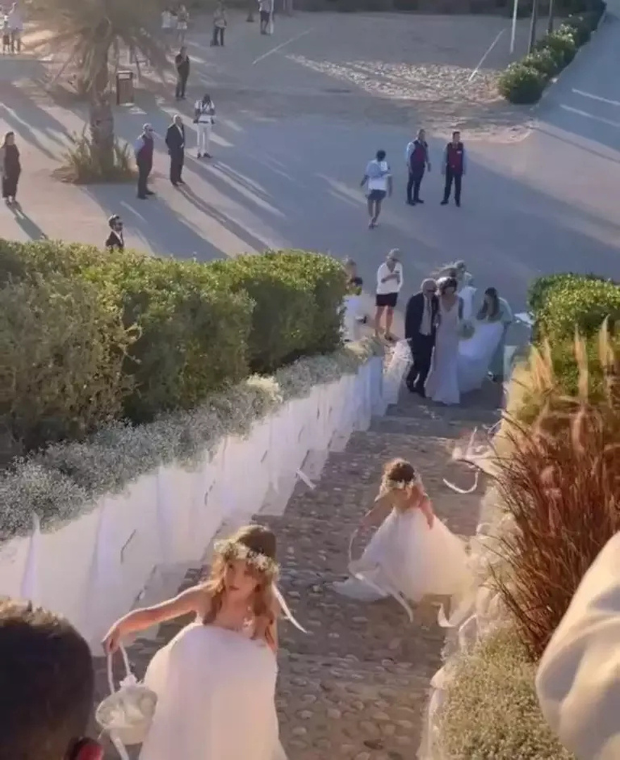 Έδωσα στη νύφη μου το νυφικό που φόρεσα εγώ πριν 40 χρόνια & αρνείται να το βάλει. Μήπως να μην πάω στον γάμο;